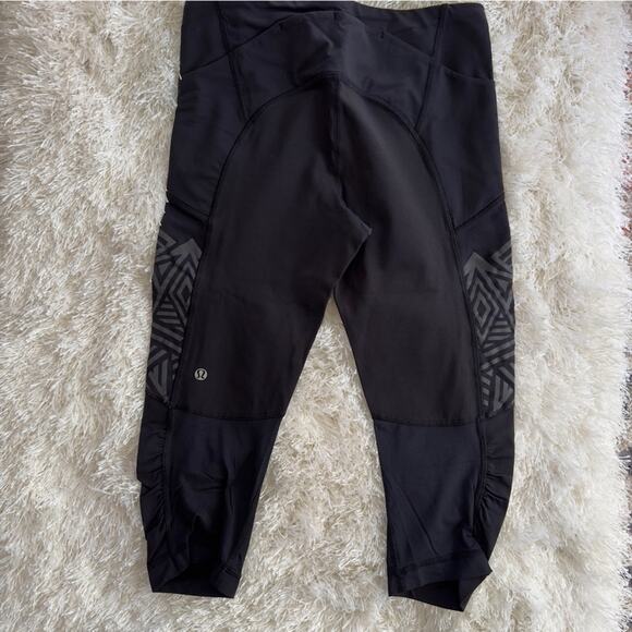 Lululemon black cropped tights leggings with reflective print size 6 - Picture 2 of 7